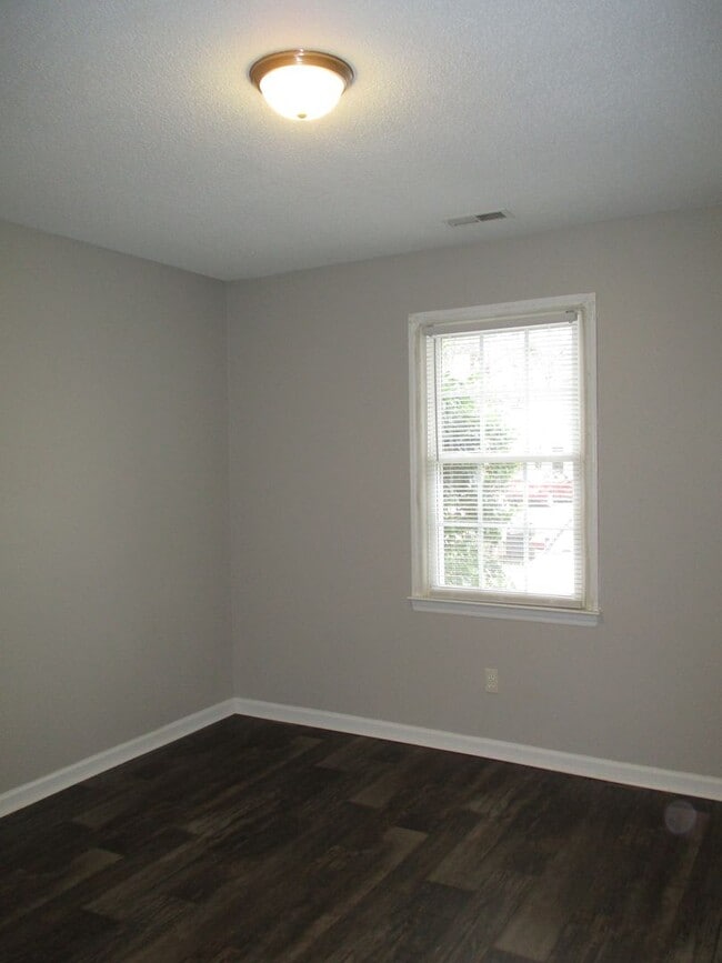 Building Photo - Charming two bedroom two bath duplex just ...