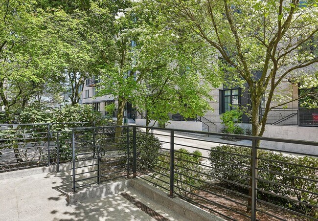 Building Photo - Riverfront Location, Luxury Townhome - End Corner Unit, Two En-Suites, Attached Garage