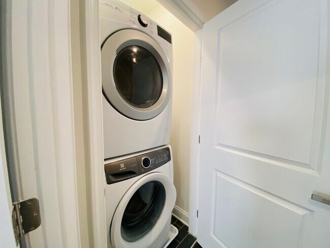 Building Photo - FOR RENT - 2BR/2.5BA Townhome