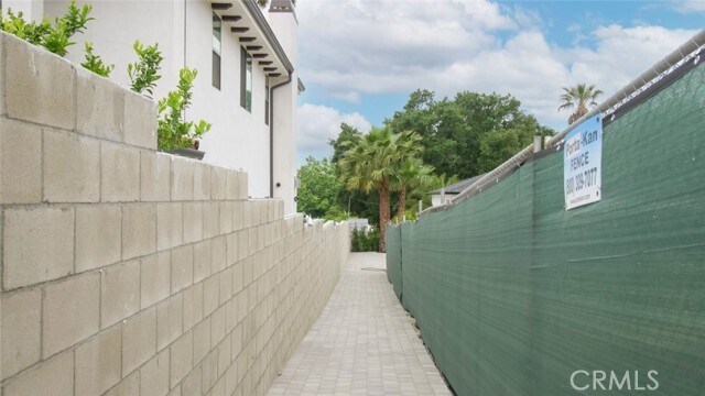 Building Photo - 10041 Leona St