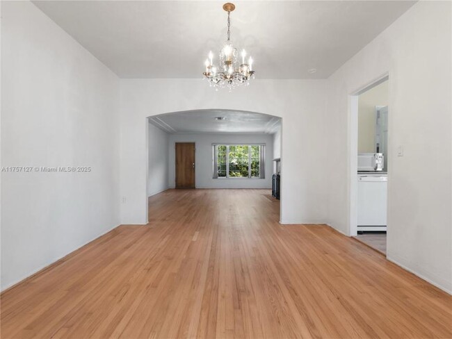 Building Photo - 3 bedroom in Miami FL 33147