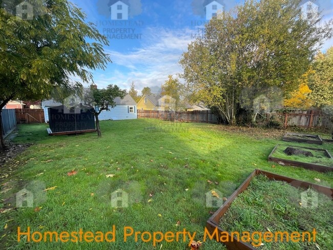 Building Photo - CHECK OUT THIS HUGE YARD!