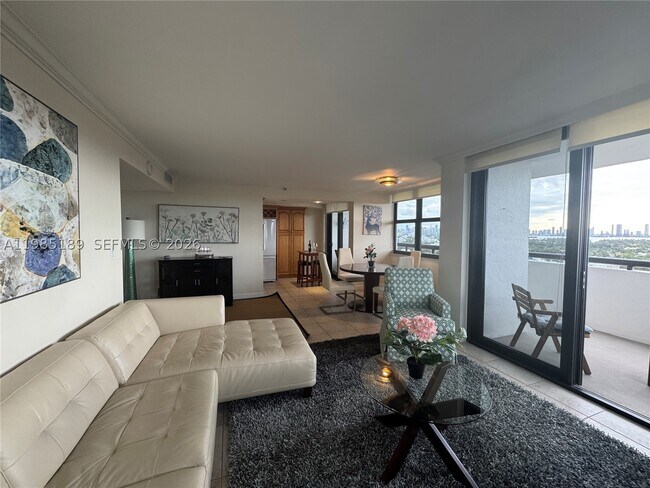 Building Photo - 2555 Collins Ave