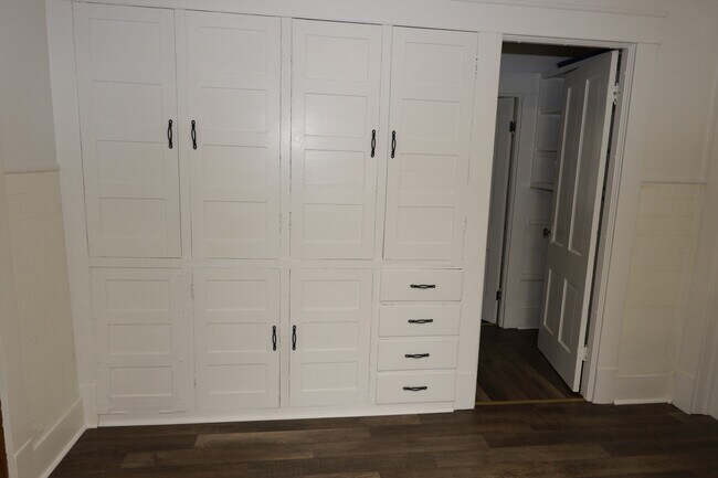 Building Photo - 521 Dewey Ave