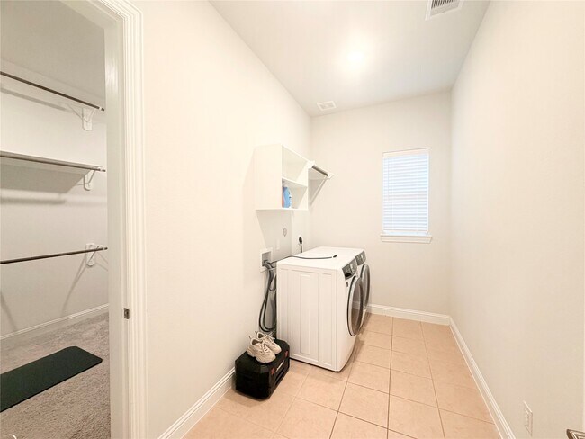 Building Photo - 6610 Lake Oasis Dr