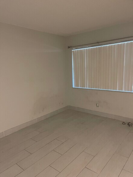 Building Photo - 501 Blue Heron Dr