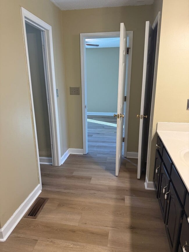 Building Photo - 3 Bedroom Home with Back Deck & Large Fenc...