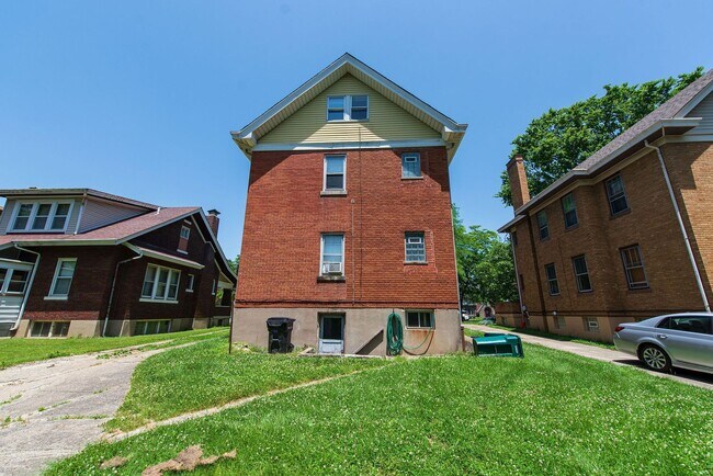 Building Photo - COVEDALE - Charming 3 bed apt, upstairs of...