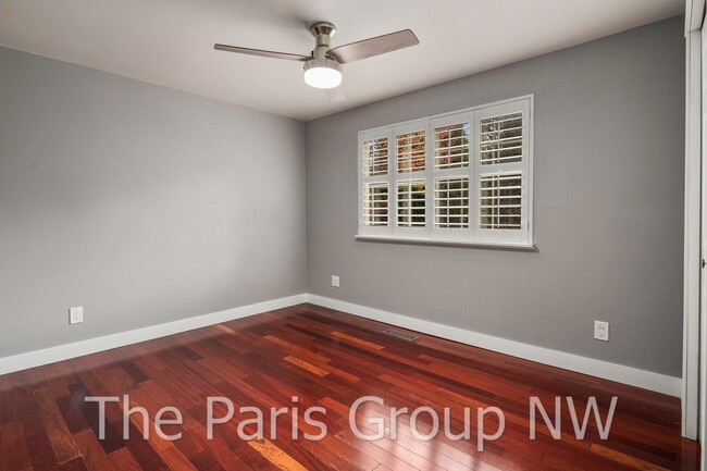 Building Photo - Gorgeous Fairwood Greens 4BR *A/C, Upgrade...