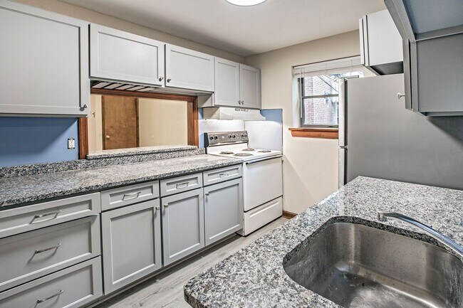 Building Photo - Cool Springs townhome featuring 2 Bedrooms...