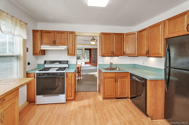Building Photo - 489 Elton St