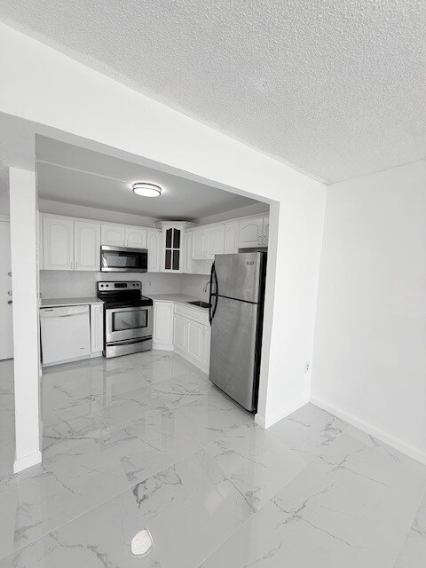 Building Photo - 1005E