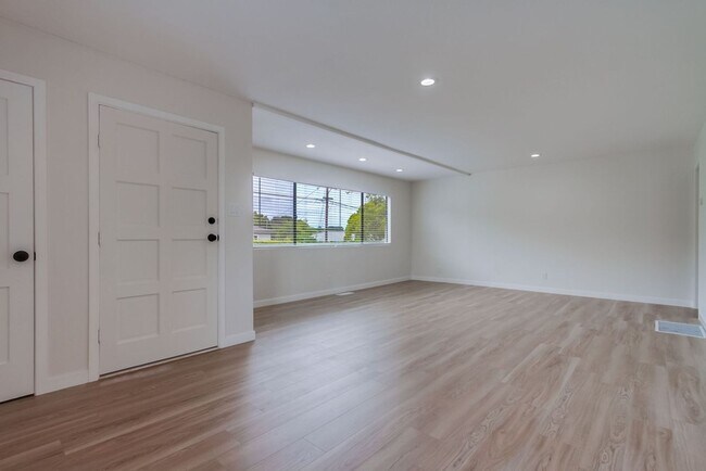 Building Photo - Charming Fully Remodeled 3-Bedroom Home in...