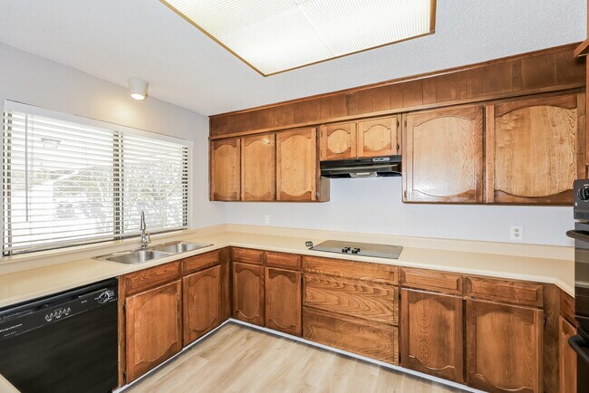 Building Photo - 3621 Willowbrook Dr