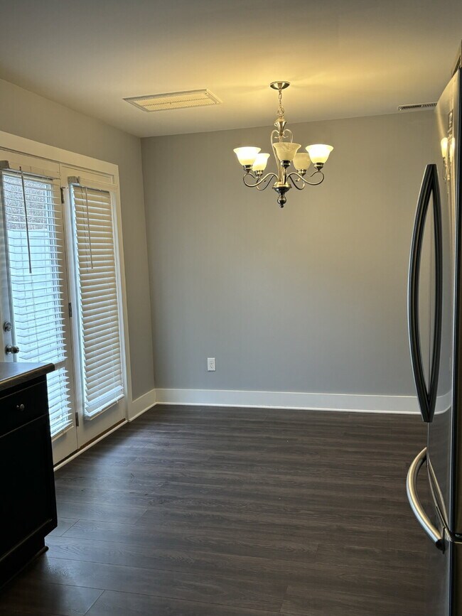 Building Photo - $500 Discount 1st month - 3 bedrooms/2.5 b...