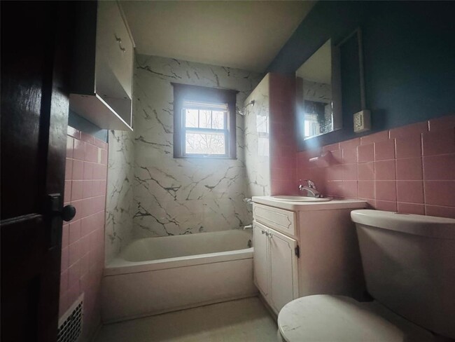 Building Photo - 20 Elm St