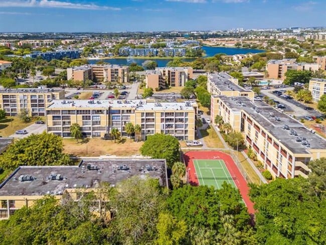 Building Photo - 9240 Fontainebleau Blvd