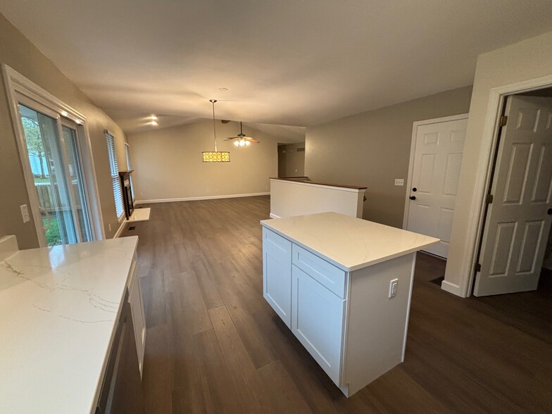Building Photo - 738 Starlight Dr