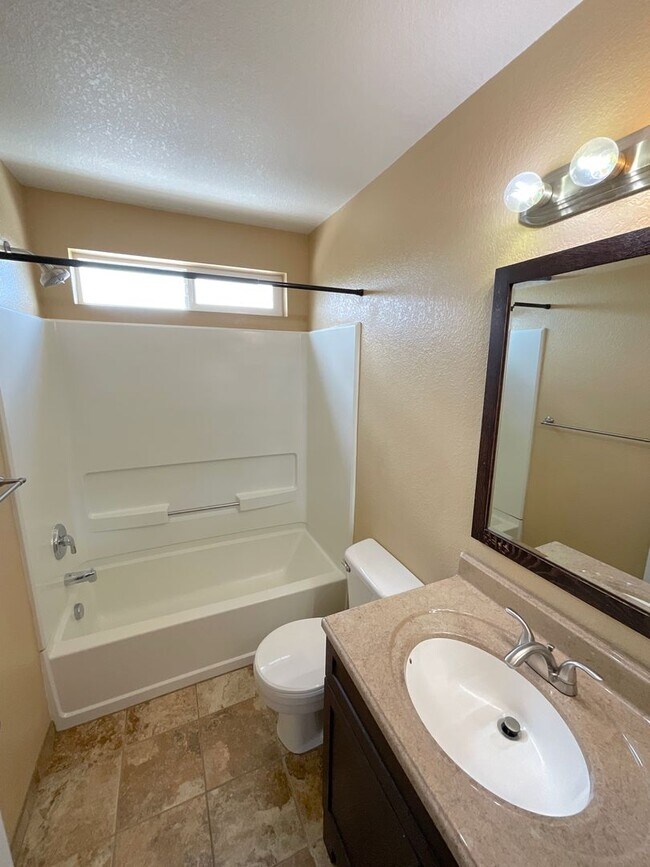 Building Photo - 4 Bedroom Home Available Near N Powers Bl ...