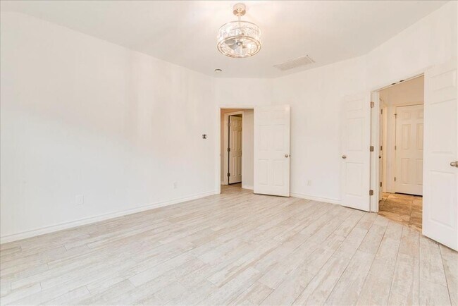 Building Photo - 7805 Huddleston Ln