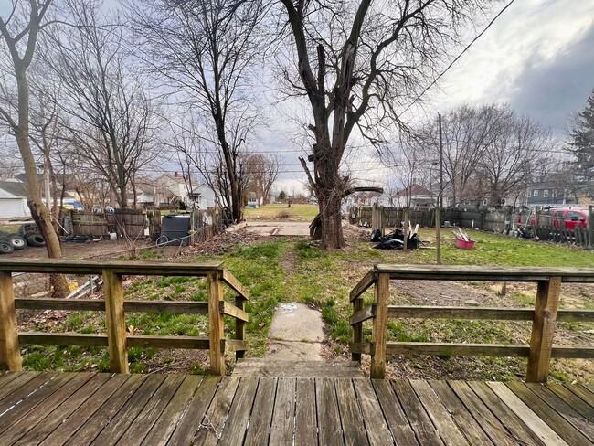 Building Photo - 2 Bedroom House