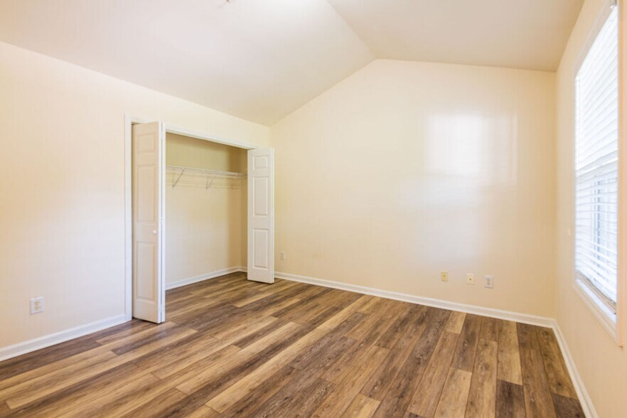 Building Photo - 1122 Chenille Dr