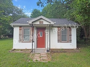Building Photo - Adorable 2 Bed/1 Bath Home