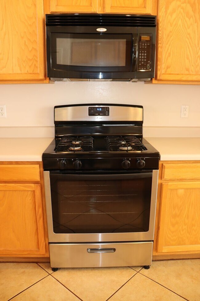 Building Photo - Beautiful West Side Home in Gated Community