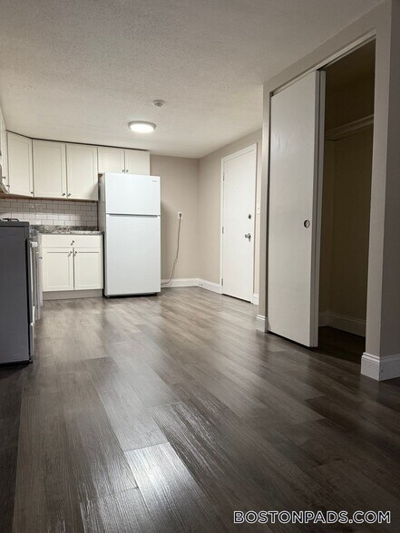 Building Photo - 887 Varnum Ave