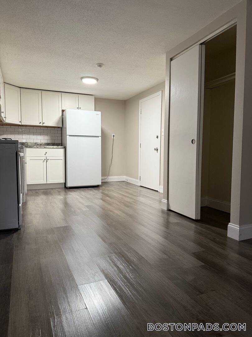 Building Photo - 887 Varnum Ave