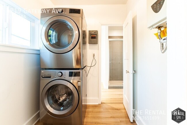 Building Photo - Sweet Silver Lake One Bedroom | Upper Unit...