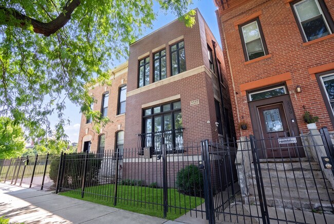 Building Photo - 2337 W Maypole Ave