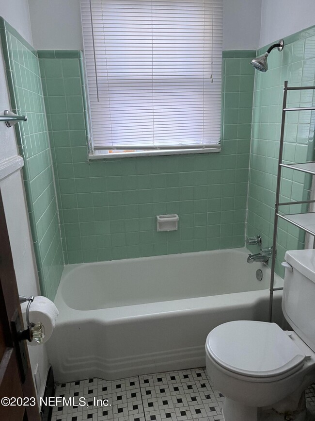 Building Photo - 825 Goodwin St