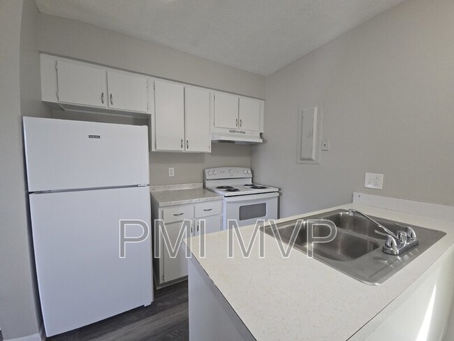Building Photo - 834 Whitethorne Ave