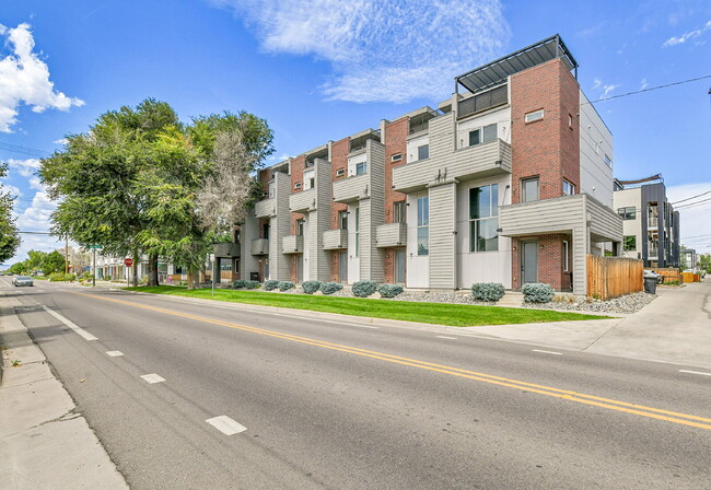 Building Photo - $2,850- 2 Bed/2.5-bathroom Townhome in Denver with Rooftop Deck!