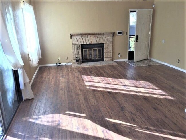 Building Photo - First Floor condo perfectly situated for public transportation