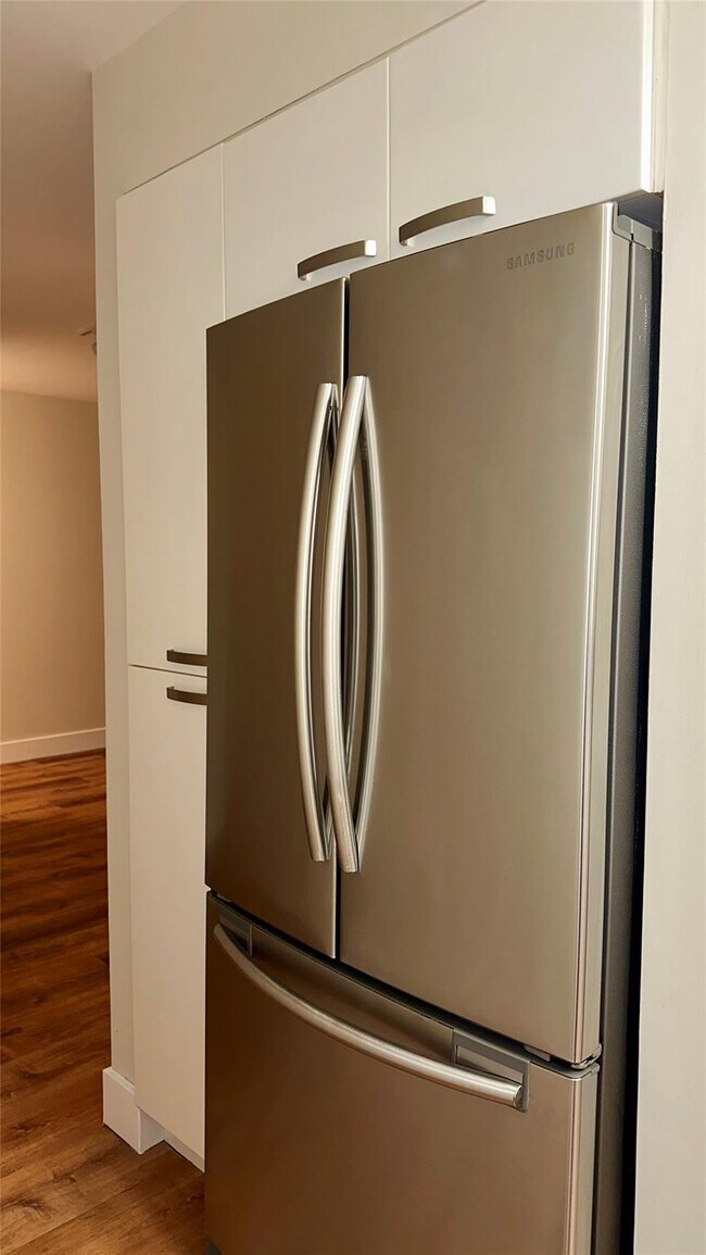 Building Photo - 12 NE 19th Ct