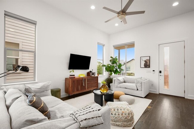 Building Photo - 6013 Florencia Ln