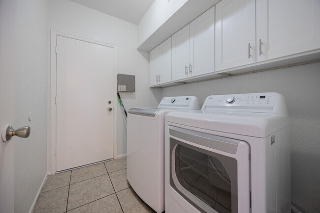 Building Photo - 11121 W Sunflower Pl