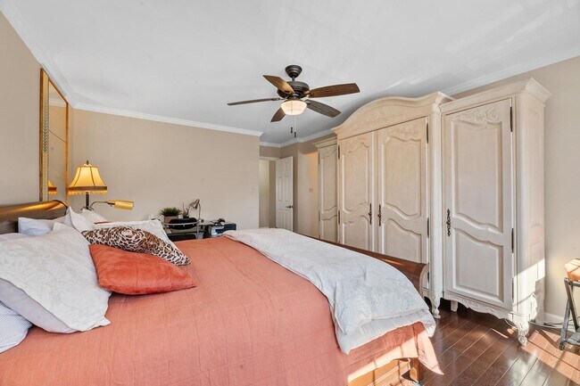 Building Photo - 4 Bedroom, 3.5 Bath Furnished Townhouse Available