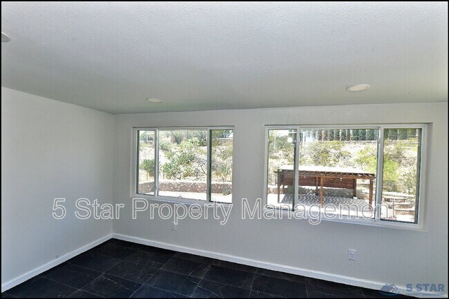 Building Photo - 529 Castlerock Ln