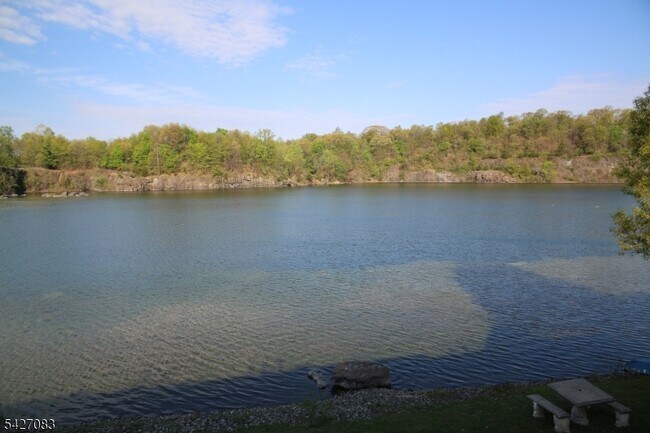 Building Photo - 18 Rosewood Ct