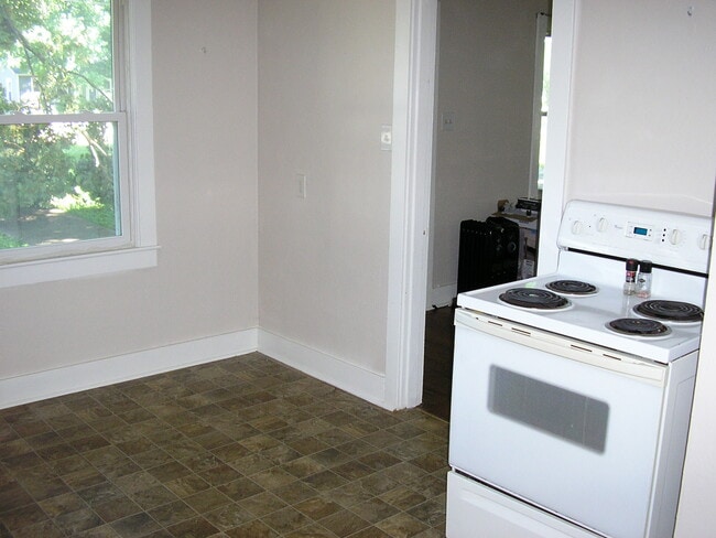 Building Photo - 1635 Sharon Dr