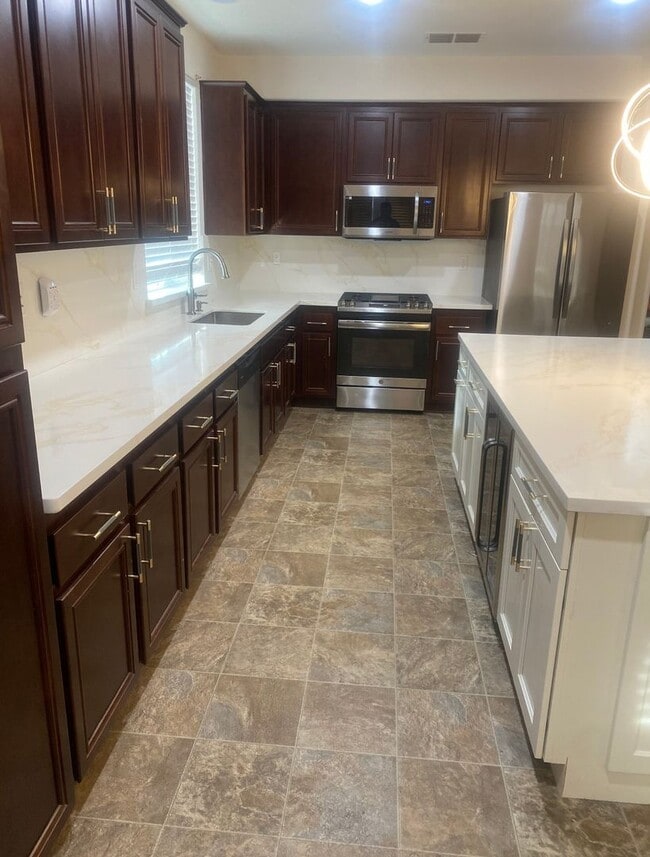 Building Photo - Elegant 5-Bedroom, 3.5-Bathroom Home –1st ...