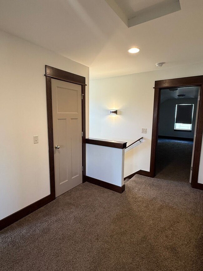 Building Photo - 5 bedroom 2.5 Bath home in Bozeman with at...