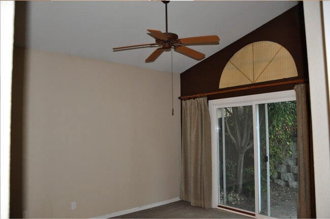 Master bedroom - 131 Cobble Ridge Dr