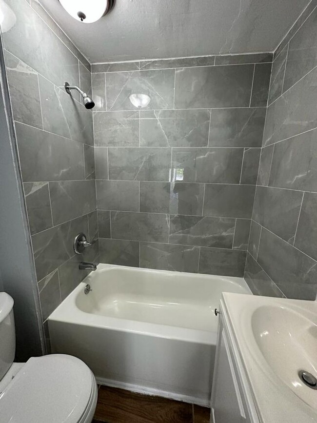 Building Photo - Fully renovated 2/1 single family residenc...