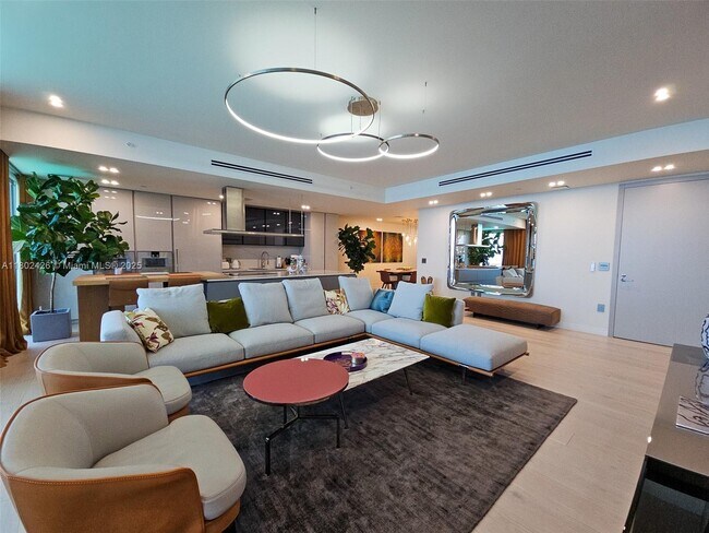 Primary Photo - 15701 Collins Ave