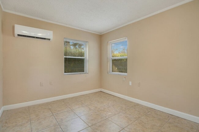 Building Photo - 1800 E Harding St