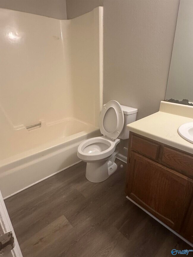 Building Photo - 4500 Bonnell Dr NW